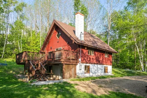 Large mountain cabin getaway with high speed WiFi and hot tub in Jackson, NH