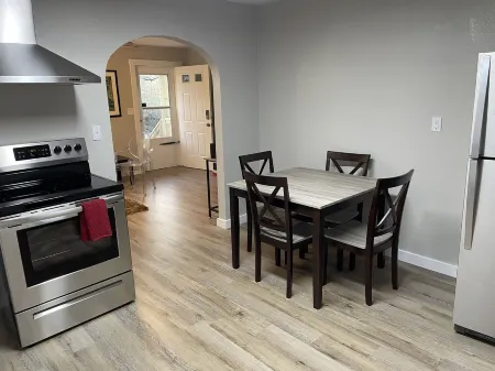 Hidden Gem-10 minutes to DT Chatt! Perfect for teleworkers, small families, etc.