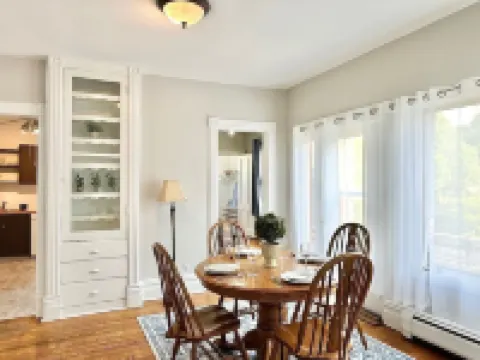 Downtown Oak Park/Fast WIFI/Free Parking/ Victorian Home/Sleeps 6 奧克帕克酒店