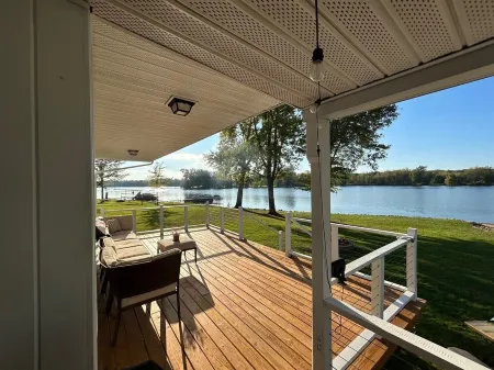 Cozy 3bd/3bth on Thornapple Lake, close to boat launch, shopping, restaurants!