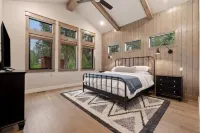 !!BRAND NEW LISTING!! Stunning Cabin w/Private Dock, 5 Beds w/ 5.5 Bath, Hot Tub - Chalets