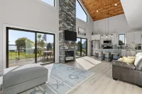 Newer Cottage on all sports lake, pontoon boat available Hotels in Montcalm County