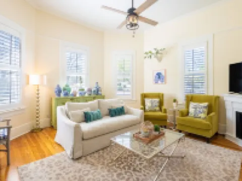 Charming Victorian Bike to Shops, Mins to Antiques & Wedding Venues 拉格蘭奇酒店