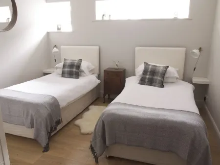 Cottage retreat in wooded secluded private grounds