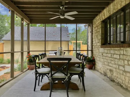 Enchanted Cottage Next to K-State Campus