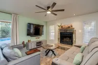 Sage House, Pool, 75" TV, Kid friendly, Coffee Bar, Bike Path, Parks & more