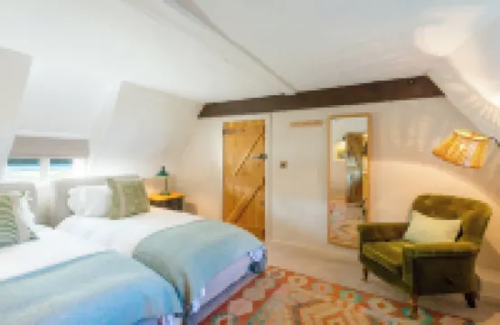 Luxury Interior Designed Retreat ❃ w/Tennis Court, Garden and Rural Views