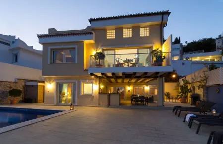 Villa Buena Vista: Amazing villa with private heated pool and fantastic views Отели рядом с достопримечательностью «Playa Salobreña»