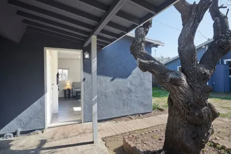 Bright & New Back House KING Tower District Отели рядом со станцией Fresno Station