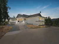 2 houses on 1 lot - Hot Tub - Firepit - Pool table - Foosball - 3 King beds