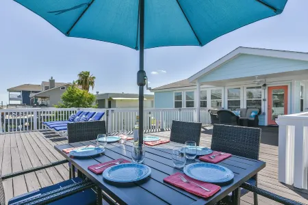 Newly Renovated Waterfront Home w/ Kayaks/Bikes, Ping Pong,4 bedroom, 2 bathroom