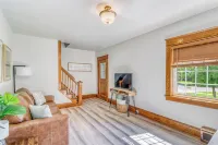 Family & dog friendly; 5 min walk to beach, bars, downtown, restaurants and park