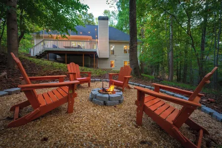 House on Lake Lanier with Dock and King Bd,10min from restaurants