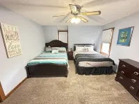 Amazing & A Party BARN… Hot Tub, PL TBl, Png Png, & Arcade!  Access to Pools! Hotels in West Des Moines