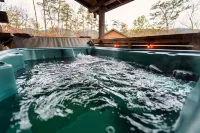 1BR Cozy Cabin - Romantic, Hot Tub, Couples, RELAX in Pigeon Forge