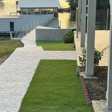 Lakeside Haven: Hot Tub! Wi-Fi! Free Parking! Private! Beach! Centrally located.