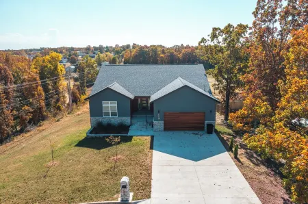 Spacious 4-bedroom house in prime Saint Robert location with modern amenities Отели рядом с достопримечательностью «Uranus Fudge Factory And General Store»