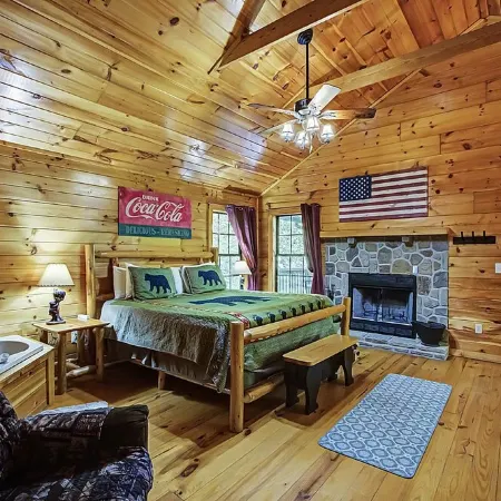Romantic, Cozy & Beautiful Getaway Cabin, Hot Tub & Close to Parkway!