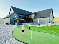 Luxury Home! Hot Tub, SportCourt, Putting Green, & BunkRoom for kids!
