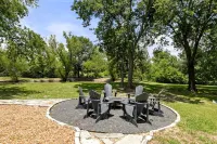 Charming private 3-bedroom Ranch with WiFi, AC, Pool in picturesque Princeton Structured Chaos Farm 주변 호텔
