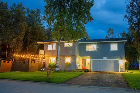 Quiet large home in South Anchorage to launch your Alaska Adventure! Отели рядом с достопримечательностью «Зоопарк Аляска»