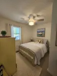 Waterfront Lake House, 20 person Tiki, Outdoor firepit, & Great location!