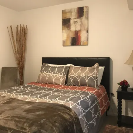 Newly renovated with lots of upgrades. Отели рядом с достопримечательностью «Latitude 42° Brewing Company Portage»