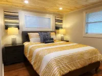 Lake front Sunset Cottage with dock & kayaks Hotels in Graham County