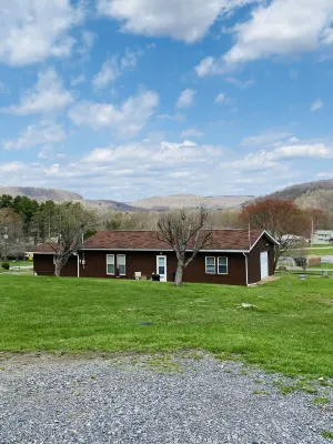 Charming 2 bedroom home in the heart of elk country.