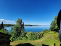 North Shore Nirvana: Lakefront, Deck, Fireplace, Beach