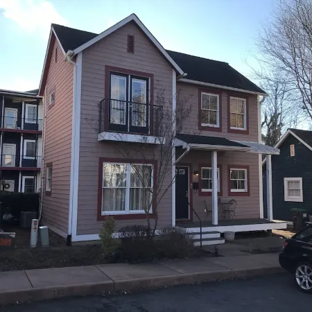 Downtown Mall Cottage just off Main St., breweries/wineries 10-30min drive