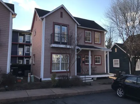 Downtown Mall Cottage just off Main St., breweries/wineries 10-30min drive Отели рядом с достопримечательностью «Университет Вирджиния»