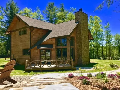 CUSTOM LOG HOME WITH FIREPLACE, FIRE-PIT AND HOT TUB Hotel in zona Jaymar Travel Park