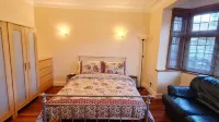 London Luxury House Sleeps 16 , Close to Tube, Free Parking, Garden,  Free Wifi