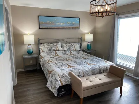 Breathtaking views of Lake Hamilton - 2 Bedroom 2 Bathroom Gated Lakefront Condo