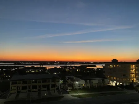 Brand new 3 bedroom condo on the beach Отели рядом с достопримечательностью «Парк Ван Авеню»