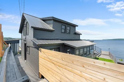 Lakeside Cottage ~ Pool, Hot tub & Private Beach Hotels near Sunny Hollow Quick Stop