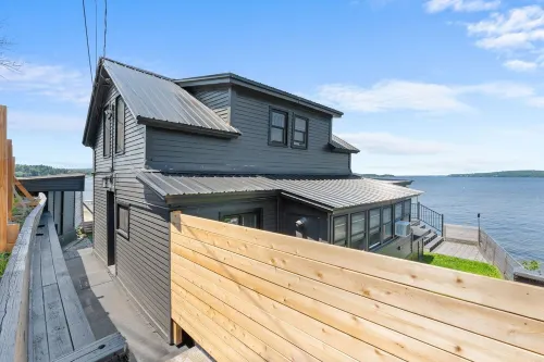 Lakeside Cottage ~ Pool, Hot tub & Private Beach Hotels in Colchester