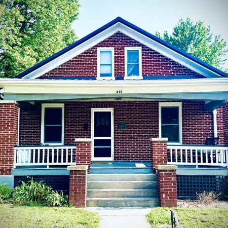 Helen's House-3 bed, 2 bath bungalow 3 blocks from Main Street!!! Отели в г. Херманн