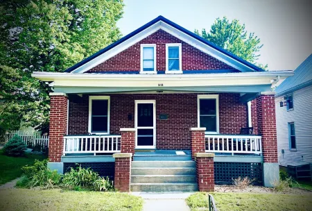 Helen's House-3 bed, 2 bath bungalow 3 blocks from Main Street!!!