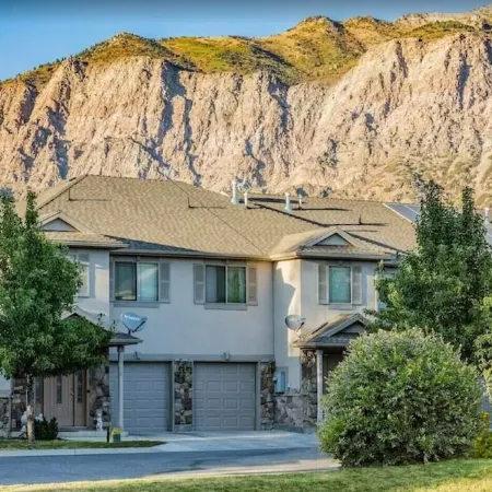 30% OFF, Ski Dream Sleeps 14 in Comfort! 2 Dedicated HotTubs,BBQ,5 Min to Dwntwn
