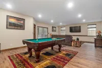 Big Bear Lodge-2 Pools, Private Hot Tub, Splash Pad, Pool Table- Brand New Home
