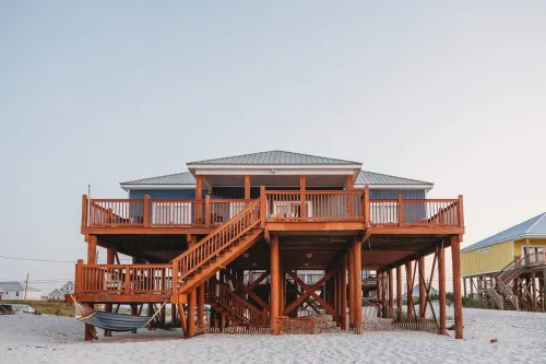 Coastal Gratitude.....STUNNING Gulf front home Hotel di Dauphin Island