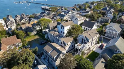 Luxury Chateau West End, Walkable, Kiehl's, Sonos, Private Outdoor Entertaining