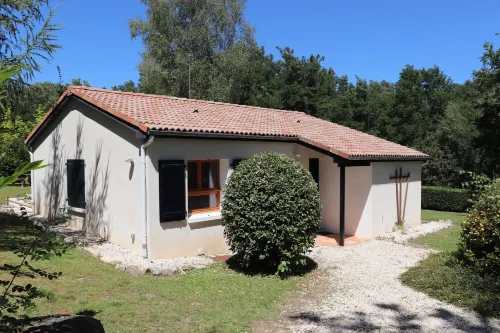 Vacation home France * with 2 bathrooms, spacious private garden & Golf course around the corner Hotels in Écuras