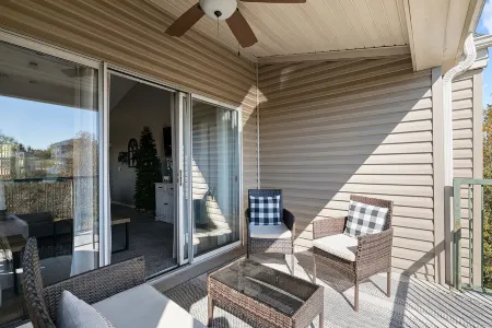 Pool ~ Golf ~ Great Location ~ Near the Landing ~ Cozy Stay ~ View Отели в г. Скотт Тауншип