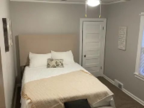 Spacious, lovely 2bed 1bath with free parking 奧克帕克酒店