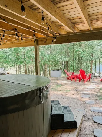 Hot Tub_Waterfront_King Beds_Fast WiFi_Cozy Log Cabin in Eagle River Отели в г. Шугар Кэмп