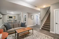 New Home! Quiet location- only 3 minutes to Notre Dame- Sleeps 12