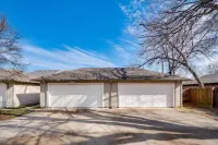 Spacious Farmhouse  Townhome*Walk to AT&T Stadium*